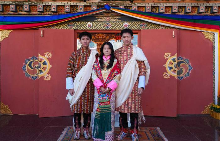 El rey Jigme Khesar, su heredero, su padre, las reinas, los príncipes y las princesas de Bután se reunieron para el día nacional