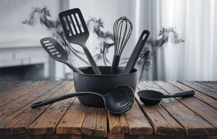 Utensilios de cocina de plástico negro potencialmente tóxicos