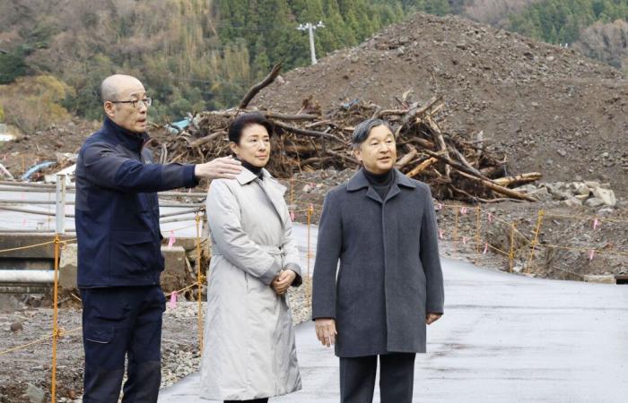 El emperador Naruhito y Masako de Japón se inclinan para llorar a las víctimas de las inundaciones de Ishikawa