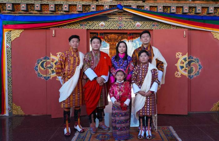 El rey Jigme Khesar, su heredero, su padre, las reinas, los príncipes y las princesas de Bután se reunieron para el día nacional