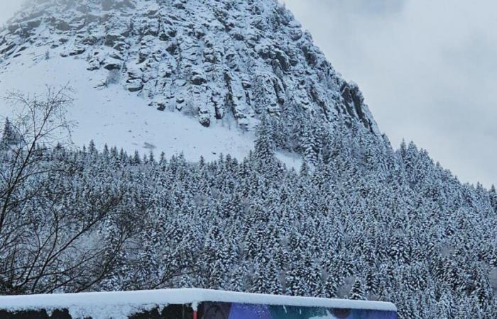 El manto blanco persiste en los macizos, antes del regreso de los copos de nieve este fin de semana