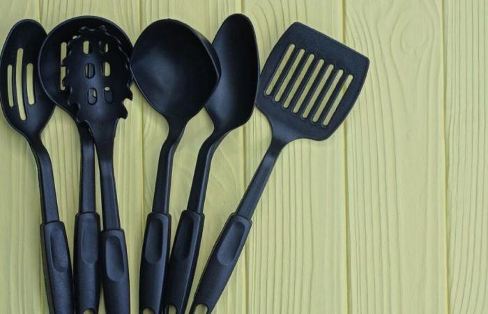 ¿Deberías tirar los utensilios de plástico negro de tu cocina? Aquí está la respuesta de los expertos.