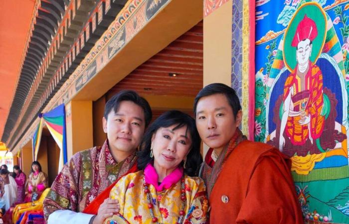 El rey Jigme Khesar, su heredero, su padre, las reinas, los príncipes y las princesas de Bután se reunieron para el día nacional