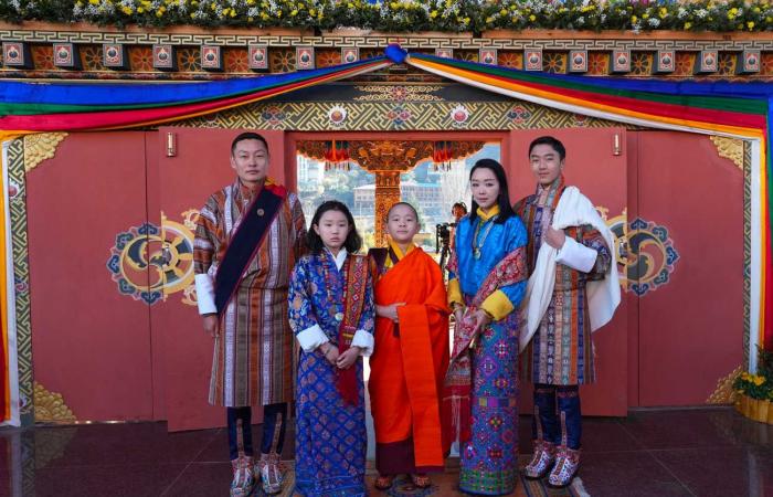 El rey Jigme Khesar, su heredero, su padre, las reinas, los príncipes y las princesas de Bután se reunieron para el día nacional