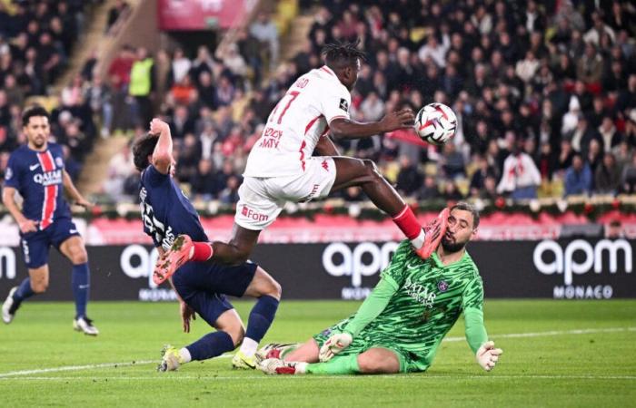 Mónaco-PSG: imágenes de la impresionante lesión de Donnarumma, abierta en la cara por el calambre de Singo