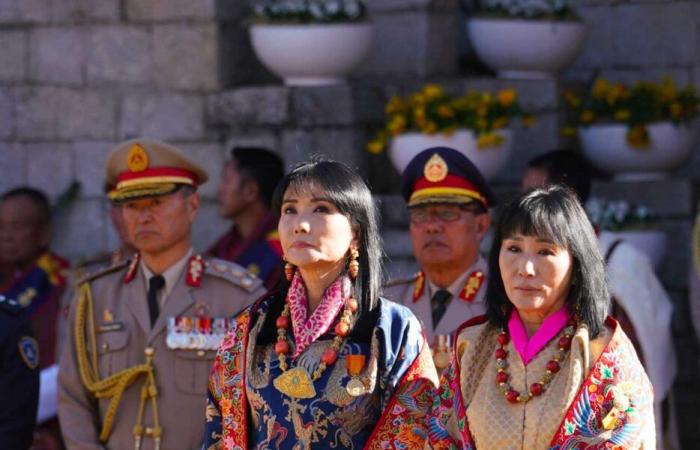 El rey Jigme Khesar, su heredero, su padre, las reinas, los príncipes y las princesas de Bután se reunieron para el día nacional