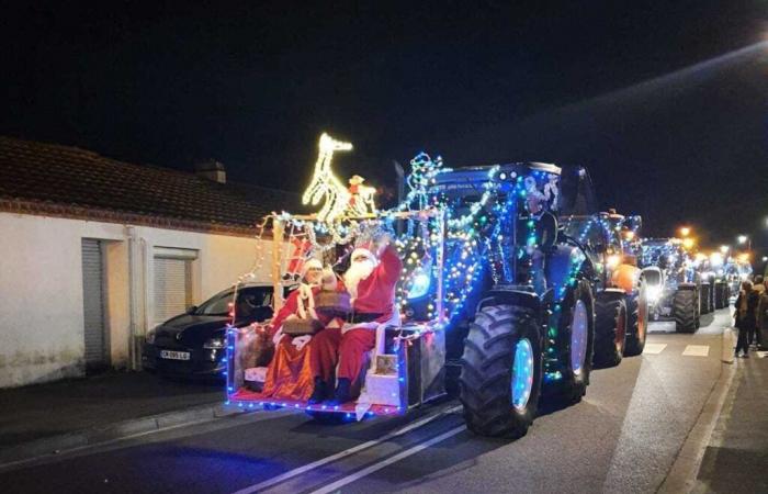 Antes de Navidad, 100 agricultores desfilan en tractores iluminados en esta ciudad del Loira Atlántico