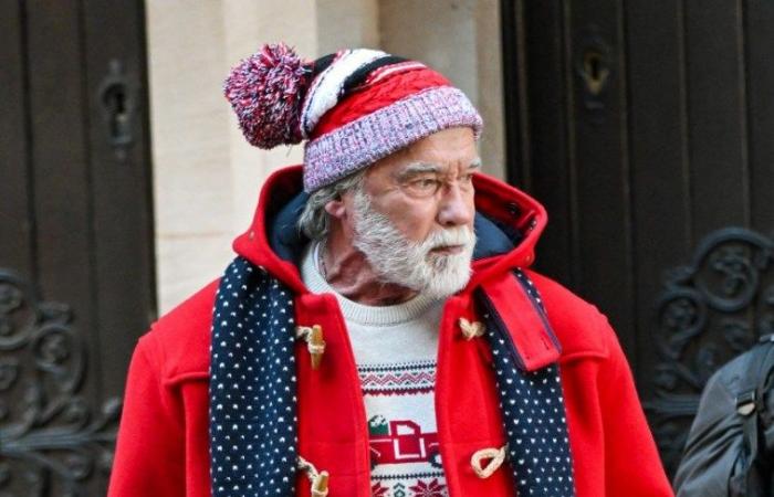 El actor de primer nivel luce totalmente irreconocible con barba blanca y suéter navideño en Nueva York. ¿Puedes adivinar quién es?