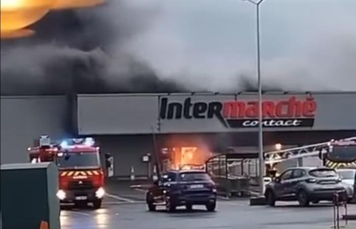 Una tienda Intermarché afectada por un violento incendio en Cormicy