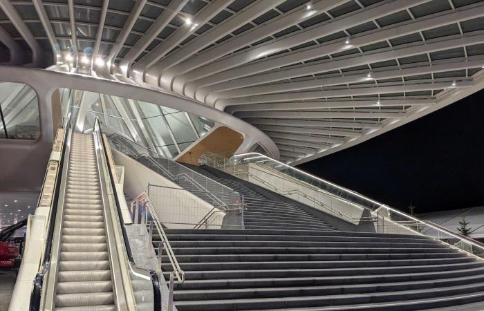 Momento “histórico” en Mons, donde los viajeros descubren la nueva estación: “no era necesario pero el resultado está ahí, es muy bonito”