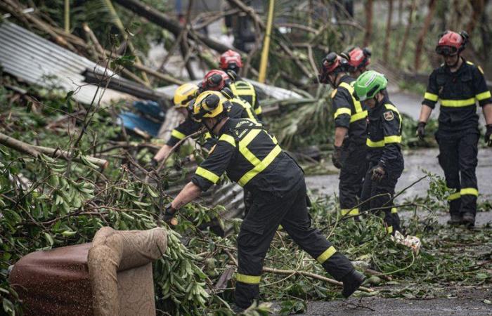 “Es un trabajo realmente minucioso”: cómo los servicios de emergencia buscan a las víctimas en las ruinas de Mayotte