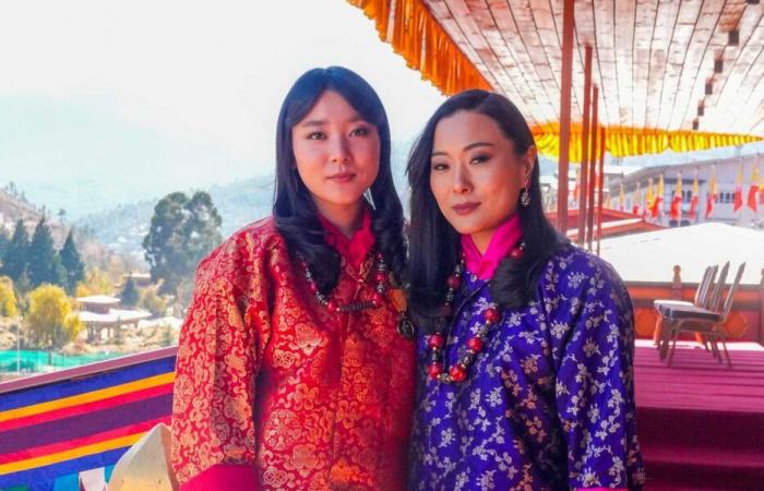 El rey Jigme Khesar, su heredero, su padre, las reinas, los príncipes y las princesas de Bután se reunieron para el día nacional