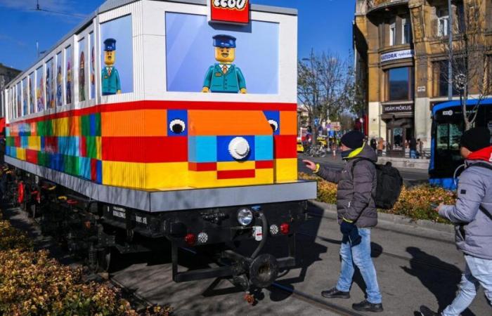 Un artista construye un tranvía de más de 11 metros con “ladrillos entrelazados” de Lego