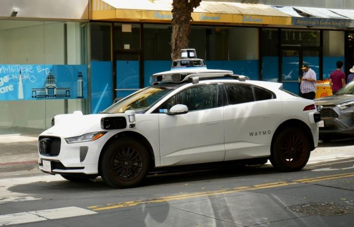 un taxi autónomo Waymo incapaz de salir de una rotonda