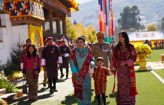 El rey Jigme Khesar, su heredero, su padre, las reinas, los príncipes y las princesas de Bután se reunieron para el día nacional