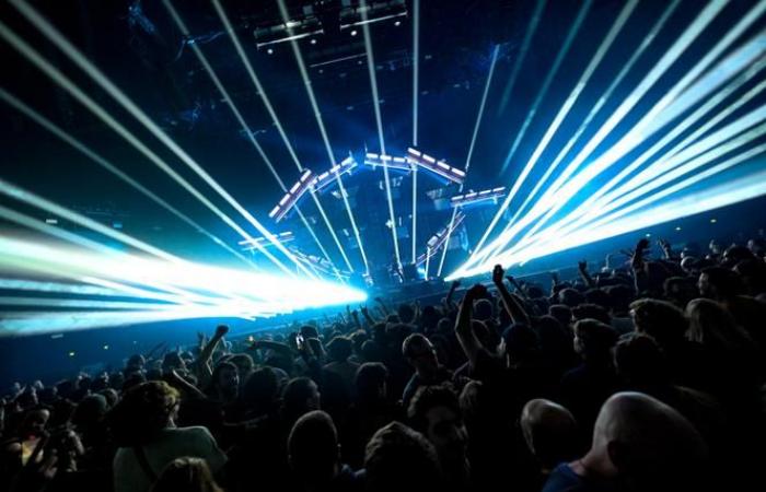 Justice electriza al público del Accor Arena con luz y sonido deslumbrantes