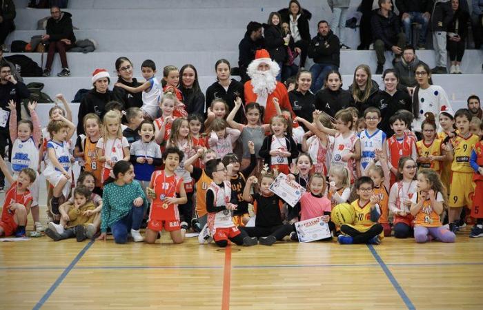 Papá Noel visita la escuela de baloncesto de Gimont