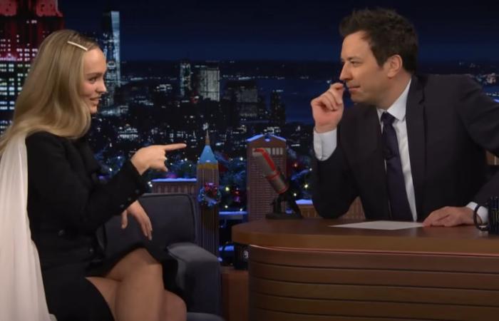 cuando Lily-Rose Depp le enseña a Jimmy Fallon una expresión muy francesa