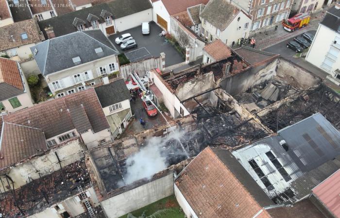 Un violento incendio en Ay, cerca de una casa de champán, desalojó a una veintena de personas