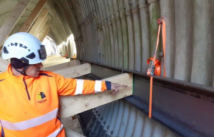 Grandes obras de emergencia en el cauce del Riou-Mort, bajo la RD 840 derrumbada en Firmi