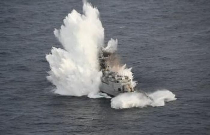 Impresionantes imágenes del torpedeo de una antigua patrullera por parte de la Armada francesa