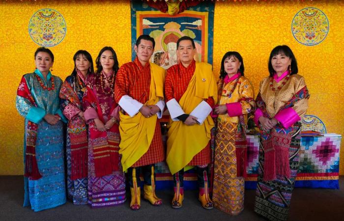 El rey Jigme Khesar, su heredero, su padre, las reinas, los príncipes y las princesas de Bután se reunieron para el día nacional