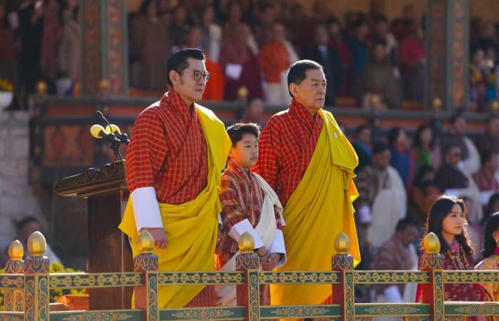 El rey Jigme Khesar, su heredero, su padre, las reinas, los príncipes y las princesas de Bután se reunieron para el día nacional