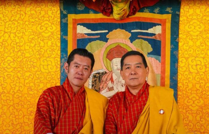 El rey Jigme Khesar, su heredero, su padre, las reinas, los príncipes y las princesas de Bután se reunieron para el día nacional