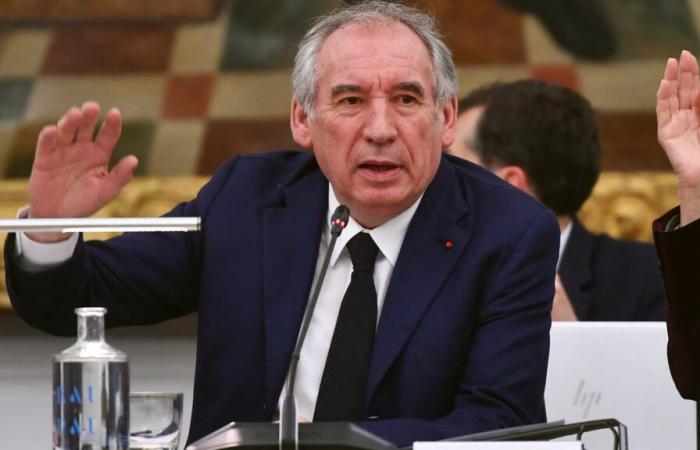 François Bayrou sigue consultando, las críticas se multiplican