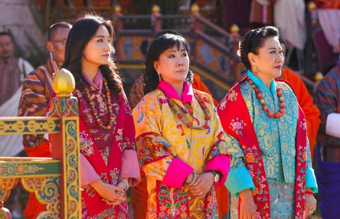 El rey Jigme Khesar, su heredero, su padre, las reinas, los príncipes y las princesas de Bután se reunieron para el día nacional