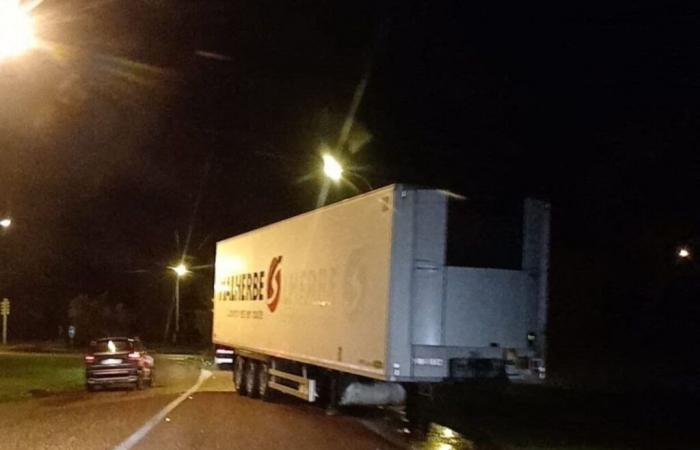 Tras “daños mecánicos”, un remolque cruzó la calle en Carentan