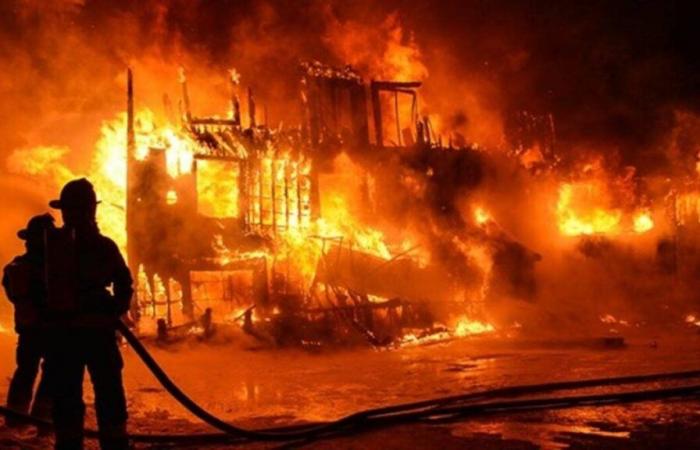 La Asamblea Nacional parcialmente destruida por un incendio.