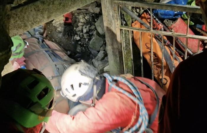 Varado a 600 metros de profundidad durante 4 días: el espeleólogo atrapado en la cueva fue rescatado