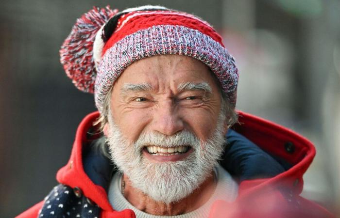 Sombrero rojo y barba blanca, Arnold Schwarzenegger como Santa Claus en las calles de Nueva York