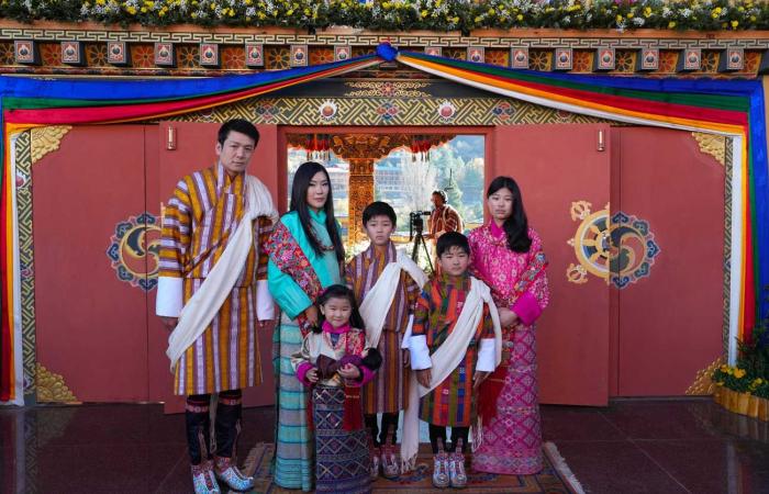 El rey Jigme Khesar, su heredero, su padre, las reinas, los príncipes y las princesas de Bután se reunieron para el día nacional