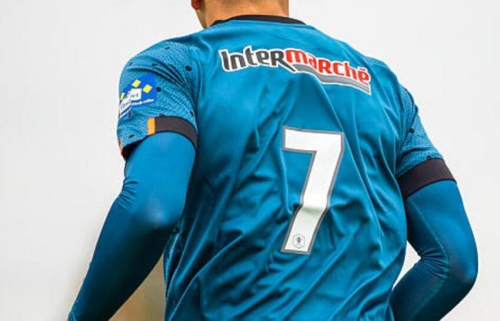 un club N2 comercializa su camiseta