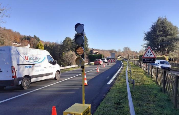 Grandes obras de emergencia en el cauce del Riou-Mort, bajo la RD 840 derrumbada en Firmi