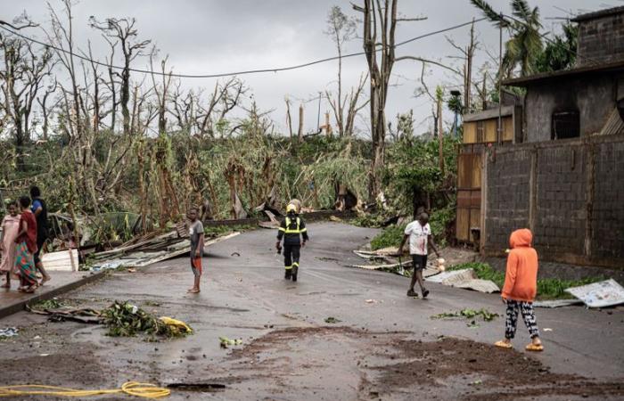 “Es un trabajo realmente minucioso”: cómo los servicios de emergencia buscan a las víctimas en las ruinas de Mayotte