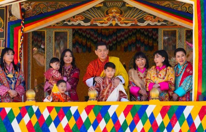 El rey Jigme Khesar, su heredero, su padre, las reinas, los príncipes y las princesas de Bután se reunieron para el día nacional