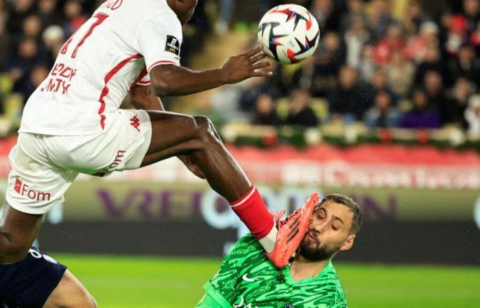 Gianluigi Donnarumma recibe un impresionante remate en la cara