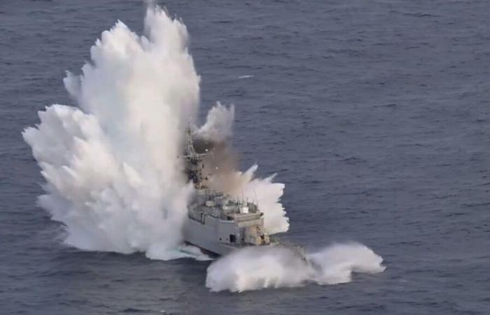 VIDEO. Un submarino francés prueba su torpedo pesado F21 en un antiguo barco patrullero