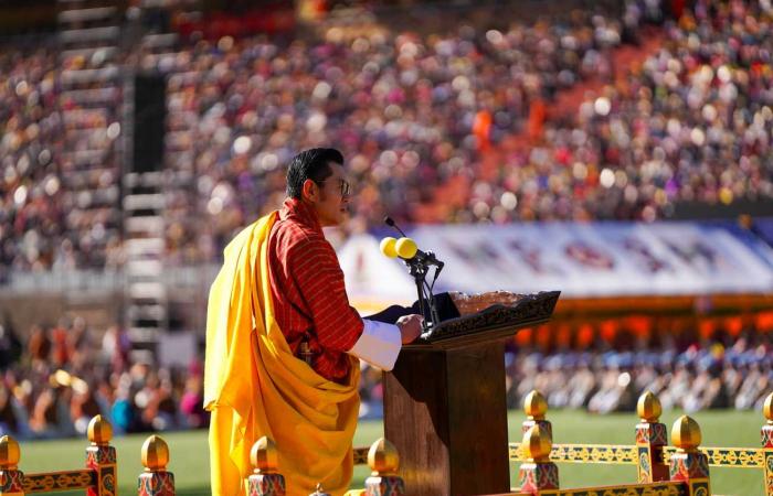 El rey Jigme Khesar, su heredero, su padre, las reinas, los príncipes y las princesas de Bután se reunieron para el día nacional