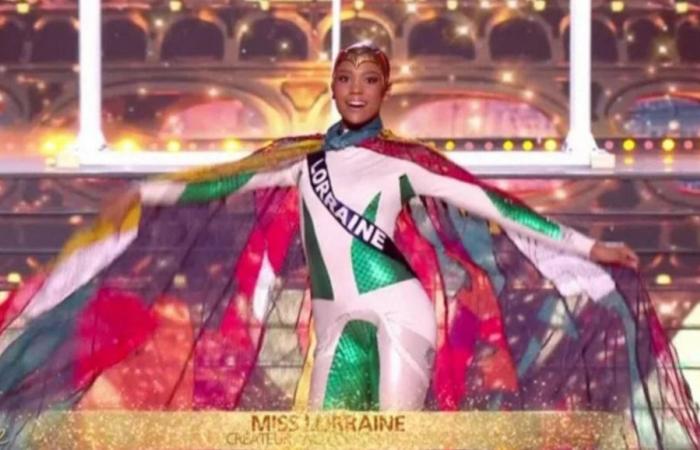 Miss Lorraine se había puesto el traje… ¡al revés!