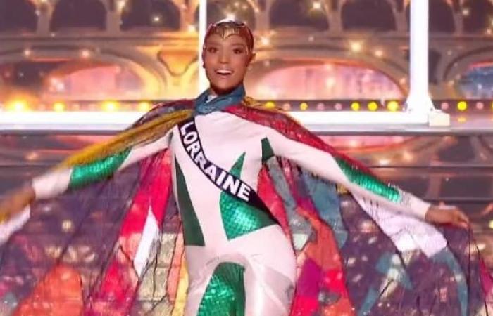 El diseñador de vestuario de Miss Lorraine afirma que lo “pusieron al revés”