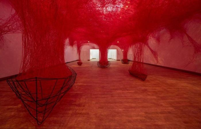 La artista japonesa Chiharu Shiota teje sus cuadros en el Grand Palais