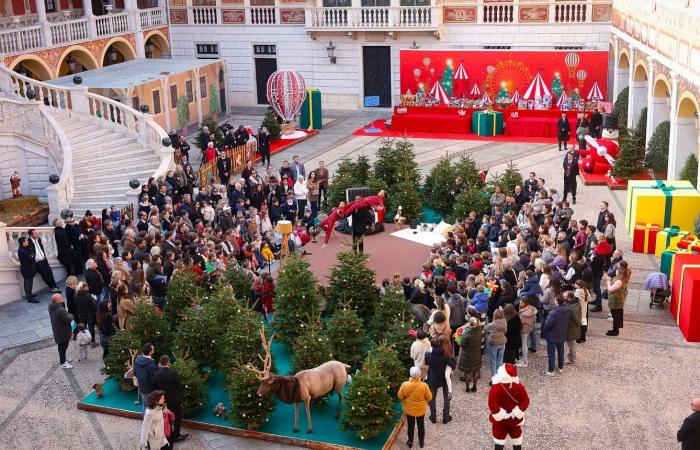 Jacques y Gabriella de Mónaco vistiendo los colores navideños para repartir regalos a los niños del Principado