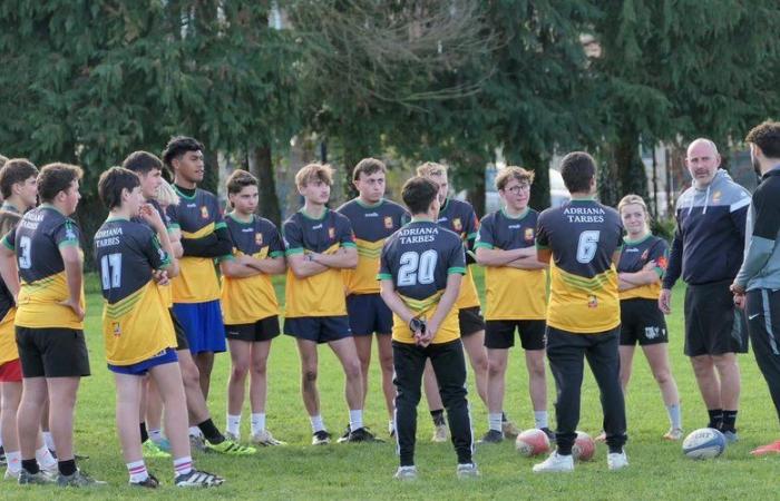 Cuando el jugador del Stade Toulousain Mathis Castro-Ferreira visita a su hermano en el instituto Adriana de Tarbes