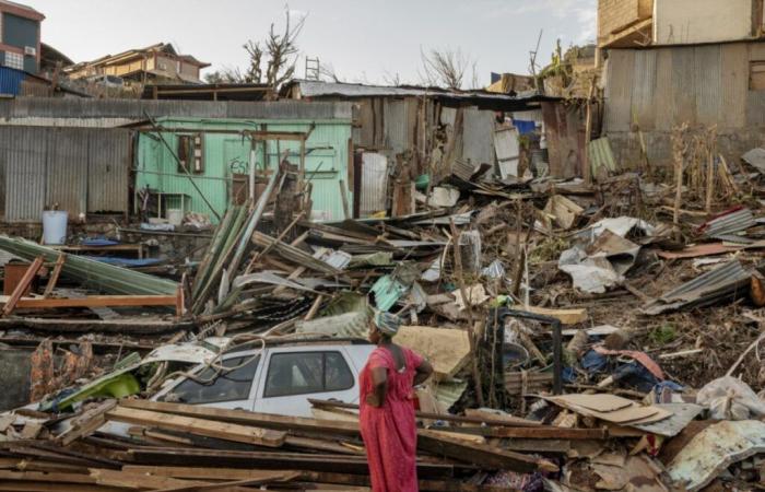 Ante la angustia, Macron promete “reconstruir” Mayotte