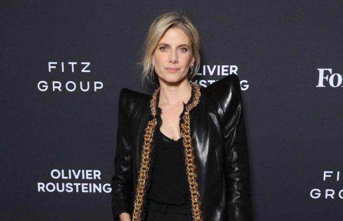 Zapatos con plataforma XXL y maxi hombreras, Mélanie Laurent causa sensación en Balmain