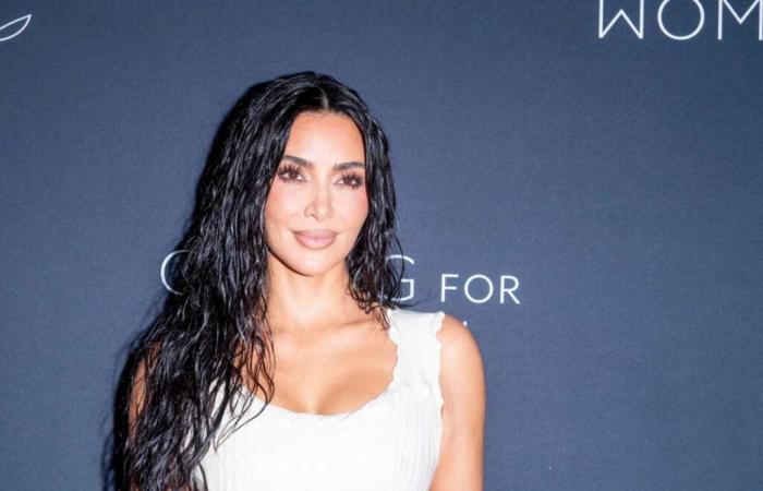 Cabello rubio, cejas decoloradas… Kim Kardashian luce irreconocible para su nueva campaña de lencería